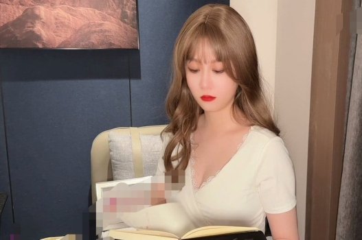 Cháu trai thân thiện chia sẻ cảm xúc với dì nóng bỏng