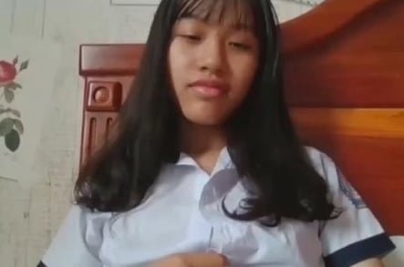 Em gái dâm thích bú dương vật lớn